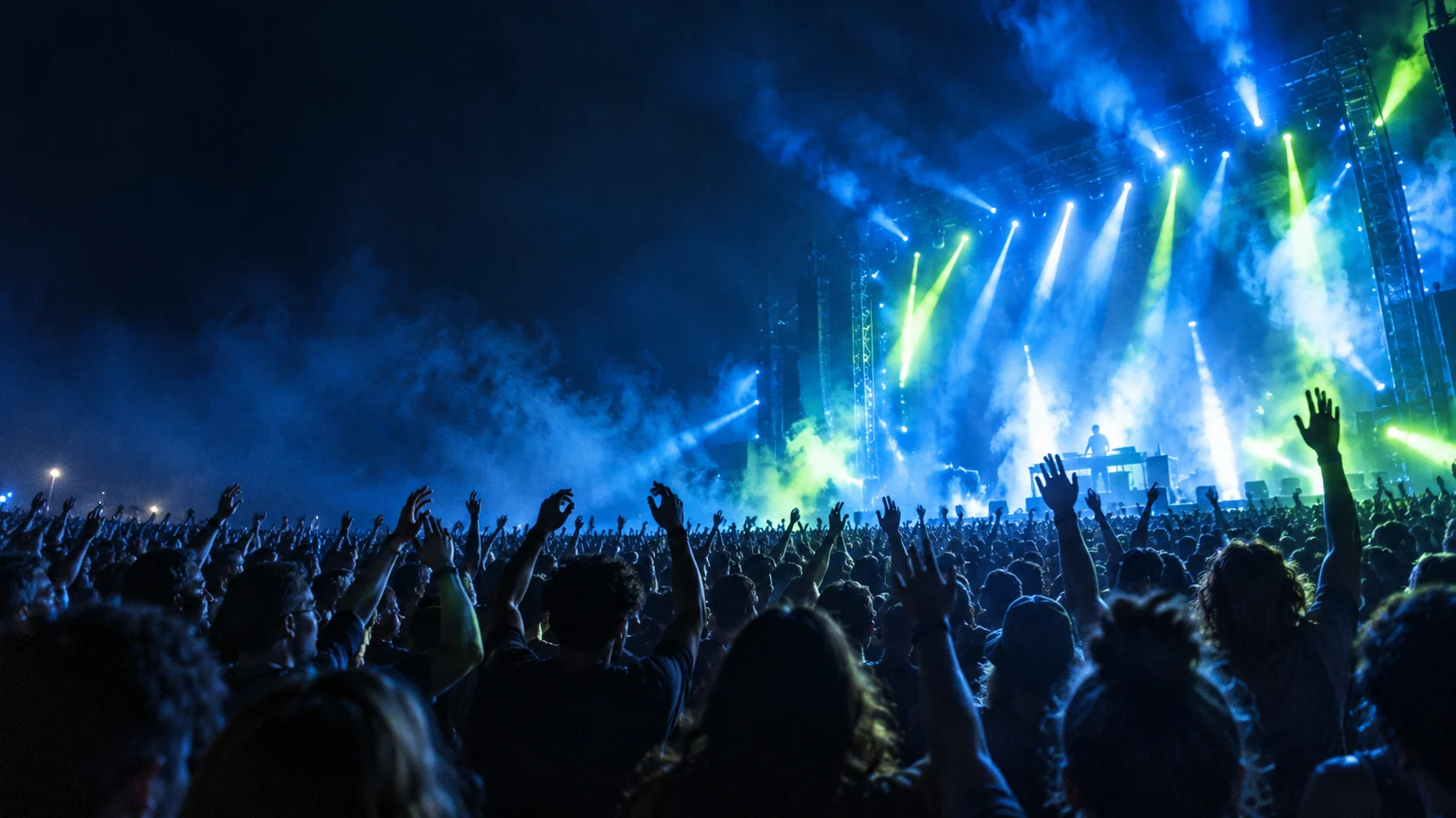 Fotografia conceitual de público em um festival com luzes azuis e verdes